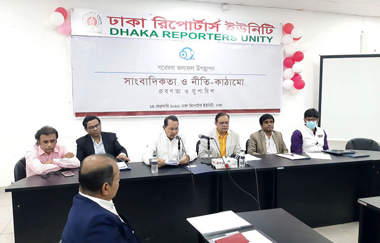 আজ রাজধানীর সেগুন বাগিচায় ঢাকা রিপোর্টার্স ইউনিটিতে ‘সাংবাদিকতা ও নীতি-কাঠামো: প্রবণতা ও সুপারিশ’ শীর্ষক গবেষণা ফলাফল প্রকাশ অনুষ্ঠানে প্রধান অতিথি হিসেবে উপস্থিত ছিলেন সাবেক তথ্যমন্ত্রী হাসানুল হক ইনু। ছবি: বিপ্লব দিক্ষিৎ