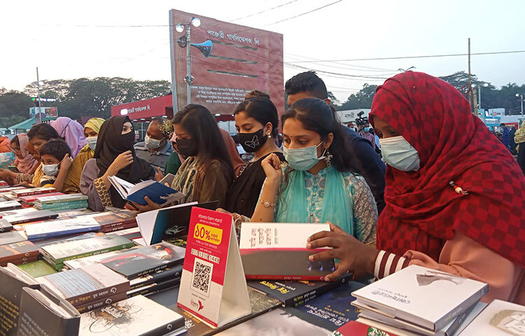 বইপ্রেমীরা পছন্দের বই কিনতে মেলায় এসেছেন। তারা বিভিন্ন স্টলে গিয়ে খুঁজে খুঁজে বই কিনছেন। ছবি: মাহবুব আলম