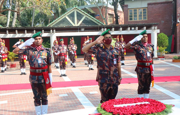 বর্ডার গার্ড বাংলাদেশের (বিজিবি) নতুন মহাপরিচালক (ডিজি) মেজর জেনারেল সাকিল আহমেদ আজ সকাল ১০টার দিকে গোপালগঞ্জের টুঙ্গিপাড়ায় জাতির পিতা বঙ্গবন্ধু শেখ মুজিবুর রহমানের সমাধিতে শ্রদ্ধা নিবেদন। ছবি: জাগো নিউজ