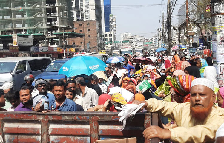 টিসিবির পণ্য বিক্রির ট্রাকের পেছনে অসংখ্য মানুষের ভিড়। জানা গেছে, সয়াবিন তেল ক্রয়ের জন্য এতো বিপুল সংখ্যক মানুষের উপস্থিতি ঘটেছে। ছবি: বিপ্লব দিক্ষিৎ