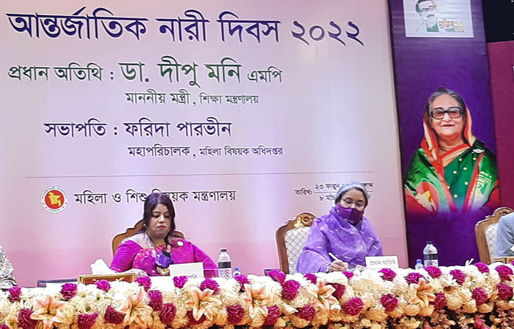 শিক্ষামন্ত্রী ডা. দীপু মনি বলেছেন, কর্মক্ষেত্রে নারীর অংশগ্রহণ বাড়াতে চায় সরকার। এজন্য বেশ কিছু পদক্ষেপ নেওয়া হয়েছে। আজ রাজধানীর ওসমানী স্মৃতি মিলনায়তনে মহিলা ও শিশু বিষয়ক মন্ত্রণালয়ের আয়োজনে আন্তর্জাতিক নারী দিবসের আলোচনা সভায় এসব কথা বলেন তিনি। ছবি: জাগো নিউজ