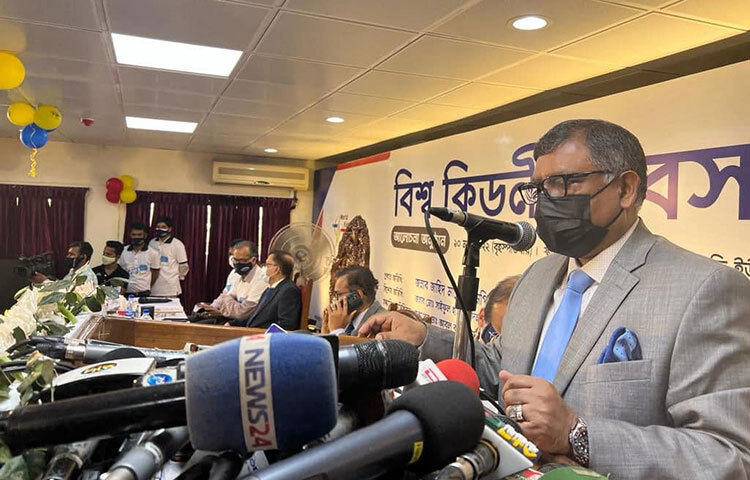 করোনা মোকাবিলায় বাংলাদেশ এখন বিশ্বের রোল মডেল বলে মন্তব্য করেছেন স্বাস্থ্যমন্ত্রী জাহিদ মালেক। ‘বিশ্ব কিডনি দিবস’ উপলক্ষে আজ দুপুরে রাজধানীর জাতীয় কিডনি ইনস্টিটিউট, ন্যাশনাল ইনস্টিটিউট অব কিডনি ডিজিজেস অ্যান্ড ইউরোলজি আয়োজিত আলোচনা সভায় প্রধান অতিথির বক্তব্যে তিনি এ মন্তব্য করেন। ছবি: জাগো নিউজ