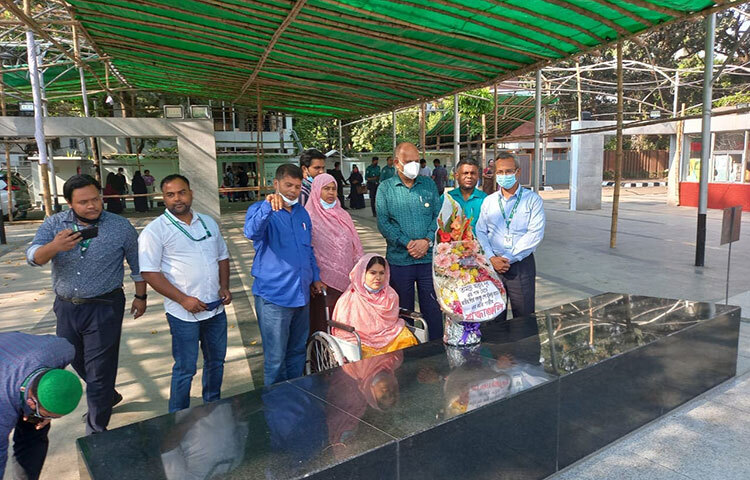 এবার এইচএসসি পরীক্ষায় পা দিয়ে লিখে জিপিএ-৫ পান যশোরের মেধাবী ছাত্রী তামান্না আক্তার নূরা (১৮)। প্রধানমন্ত্রী শেখ হাসিনা ও তার ছোট বোন শেখ রেহানা তামান্নার চিকিৎসার দায়িত্ব নেন। আজ রাজধানীতে এসে তিনি ধানমন্ডির ৩২ নম্বরে বঙ্গবন্ধু শেখ মুজিবুর রহমানের প্রতিকৃতিতে ফুল দিয়ে শ্রদ্ধা জানান। ছবি: জাগো নিউজ