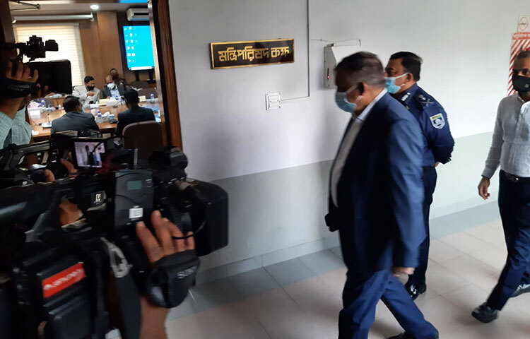 দেশে হঠাৎ করে নিত্যপ্রয়োজনীয় দ্রব্যের দাম বাড়ার পরিপ্রেক্ষিতে দ্রব্যমূল্য পরিস্থিতি ও বাজার পর্যালোচনা করতে বৈঠকে বসেছেন সরকারের চার মন্ত্রী ও একজন প্রতিমন্ত্রী। সচিবালয়ে মন্ত্রিপরিষদ বিভাগের সভাকক্ষে আজ বিকেল ৪টার দিকে সরকারের শীর্ষ পর্যায়ের জরুরি এ বৈঠক শুরু হয়। ছবি: জাগো নিউজ