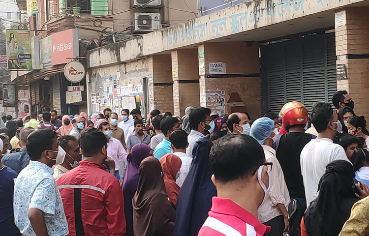 প্রায় দুই বছর পর আজ থেকে সশরীরে পুরোদমে দেশের সব স্কুল-কলেজে শুরু হয়েছে ক্লাস।  অভিভাবকরা তাদের সন্তানদের নিয়ে স্কুলে নিয়ে এসেছেন। রাজধানীর ভিকারুননিসা নূন স্কুল এন্ড কলেজের সামনে আজকের সকালের দৃশ্য। ছবি: বিপ্লব দিক্ষিৎ