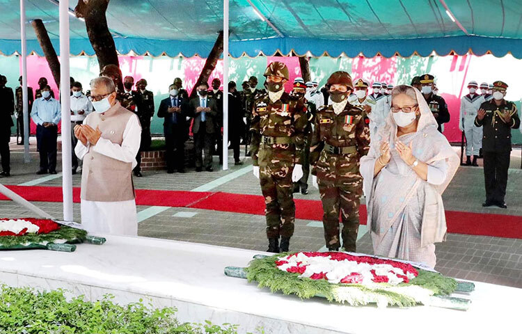 জাতির পিতা বঙ্গবন্ধু শেখ মুজিবুর রহমানের জন্মবার্ষিকী উপলক্ষে গোপালগঞ্জের টুঙ্গিপাড়ায় বঙ্গবন্ধুর সমাধিতে ফুল দিয়ে শ্রদ্ধা নিবেদন করেছেন রাষ্ট্রপতি মো. আবদুল হামিদ ও প্রধানমন্ত্রী শেখ হাসিনা। ছবি: ইয়াসিন কবির জয়