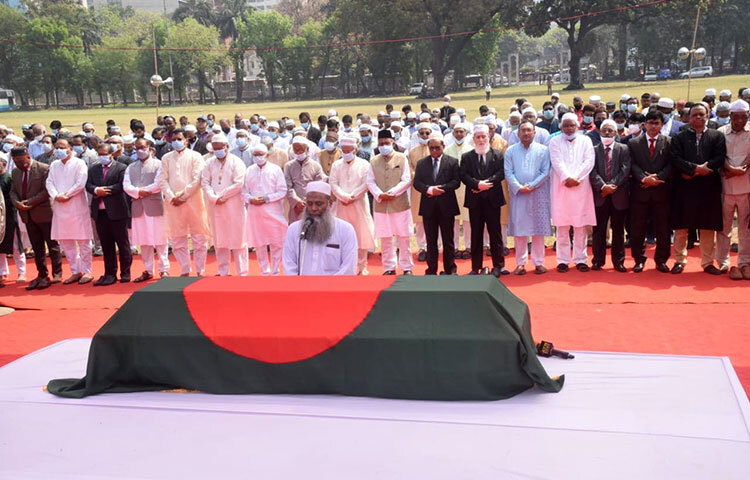 সাবেক রাষ্ট্রপতি ও প্রধান বিচারপতি সাহাবুদ্দীন আহমদের দ্বিতীয় জানাজা আজ সকাল সাড়ে ১০টায় জাতীয় ঈদগাহ মাঠে অনুষ্ঠিত হয়। সেখানে জানাজা শেষে বনানী কবরস্থানে সহধর্মিণী আনোয়ারা আহমদের কবরের পাশে চিরনিদ্রায় শায়িত হন সাবেক এই রাষ্ট্রপতি। ছবি: বিপ্লব দিক্ষিৎ