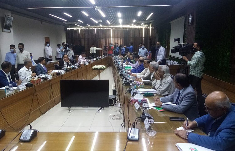 আজ রাজধানীর আগারগাঁওয়ের নির্বাচন ভবনে সুশীল সমাজের ৩৭ জন প্রতিনিধিদের সঙ্গে সংলাপে বসেন প্রধান নির্বাচন কমিশনার কাজী হাবিবুল আউয়াল। ছবি: জাগো নিউজ