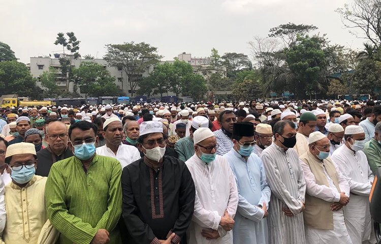 রাজধানীর শাহজাহানপুরে সন্ত্রাসী হামলায় নিহত মতিঝিল থানা আওয়ামী লীগের সাবেক সাধারণ সম্পাদক জাহিদুল ইসলাম টিপুর প্রথম নামাজে জানাজা অনুষ্ঠিত হয়েছে। আজ দুপুর আড়াইটার দিকে মতিঝিল এজিবি কলোনি ঈদগাহ মাঠে এ নামাজে জানাজা অনুষ্ঠিত হয়। ছবি: বিপ্লব দিক্ষিৎ