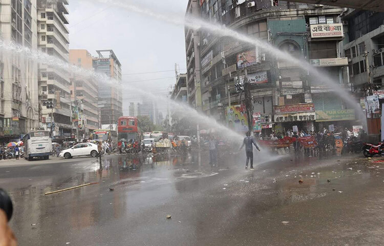 নিত্যপ্রয়োজনীয় জিনিসপত্রের মূল্যবৃদ্ধির প্রতিবাদে সারাদেশে বাম গণতান্ত্রিক জোটের (এলডিএ) ডাকা আধাবেলা হরতালে পল্টন মোড়ে পুলিশের সঙ্গে হরতাল সমর্থকদের সংঘর্ষ হয়েছে। এ সময় হরতাল সমর্থকদের উদ্দেশ্যে পুলিশকে জলকামান ও টিয়ারশেল নিক্ষেপ করতে দেখা গেছে। হরতাল সমর্থকরাও পুলিশের দিকে ইটপাটকেল নিক্ষেপ করেছে। ছবি: বিপ্লব দিক্ষিৎ