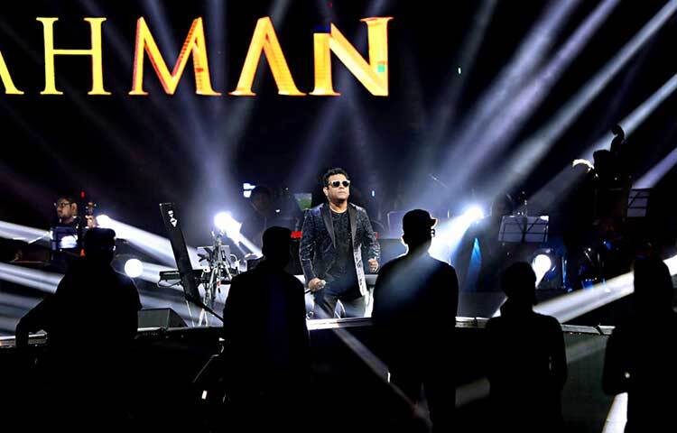 বঙ্গবন্ধুর জন্মশতবার্ষিকী উপলক্ষে মিরপুর শেরে বাংলা জাতীয় ক্রিকেট স্টেডিয়ামে অসুষ্ঠিত হয়েছে ‘ক্রিকেট সেলিব্রেটস মুজিব হান্ড্রেড’ কনসার্ট। মঙ্গলবার (২৯ মার্চ) বিকেল ৫টা ২০ মিনিটে রুমানা মালিক মুনমুনের সঞ্চালনায় এ কনসার্ট শুরু হয়। কনসার্টে পারফর্ম করতে মঞ্চে আসেন উপমহাদেশের প্রখ্যাত সুরকার ও অস্কারজয়ী সংগীতশিল্পী এ আর রহমান। ছবি: মাহবুব আলম