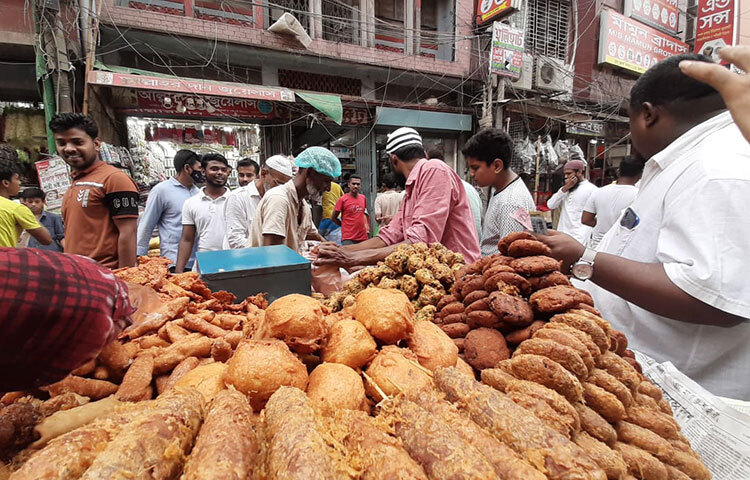 পবিত্র রমজানের প্রথম দিনেই জমে উঠেছে পুরান ঢাকার ঐতিহ্যবাহী চকবাজারের ইফতার বাজার। তবে শুরুতে অনুমতি ছাড়া ইফতার বাজার বসানোর অভিযোগে পুলিশের বাধার মুখে পড়লেও তা উপেক্ষা করে দোকান বসান ব্যবসায়ীরা। বেলা যত গড়িয়েছে ততই জমজমাট হয়ে উঠেছে ইফতার বাজার। ছবি: বিপ্লব দিক্ষিৎ
