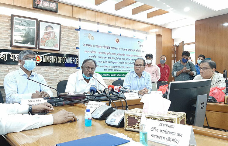 সড়কে পণ্য পরিবহনে চাঁদাবাজি বন্ধে স্বরাষ্ট্রমন্ত্রী কঠোর ব্যবস্থা নেওয়ার ব্যাপারে আশ্বস্ত করেছেন বলে জানিয়েছেন বাণিজ্যমন্ত্রী টিপু মুনশি। আজ দুপুরে বাণিজ্য মন্ত্রণালয়ের সভাকক্ষে দ্রব্যমূল্য ও বাজার পরিস্থিতি পর্যালোচনা সংক্রান্ত টাস্কফোর্স কমিটির প্রথম সভা শেষে তিনি এসব কথা বলেন। ছবি: বিপ্লব দিক্ষিৎ