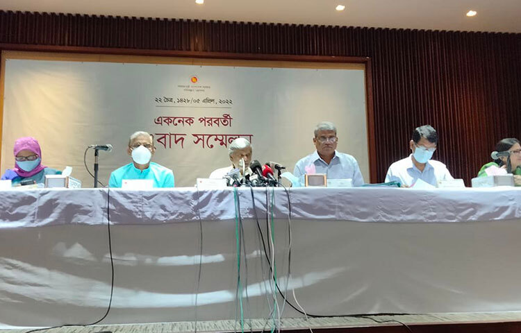 পরিকল্পনামন্ত্রী এম এ মান্নান বলেছেন, বাংলাদেশ কোনো অপ্রয়োজনীয় প্রকল্পে অর্থ ব্যয় করে না। আজ রাজধানীর শেরে বাংলা নগরের এনইসি সম্মেলনকক্ষে জাতীয় অর্থনৈতিক পরিষদের নির্বাহী কমিটির (একনেক) সভা অনুষ্ঠিত হয়। এতে গণভবন থেকে ভার্চুয়ালি যুক্ত হয়ে সভায় সভাপতিত্ব করেন প্রধানমন্ত্রী ও একনেক চেয়ারপারসন শেখ হাসিনা। বৈঠক শেষে সাংবাদিকদের ব্রিফ করেন পরিকল্পনামন্ত্রী। ছবি: বিপ্লব দিক্ষিৎ