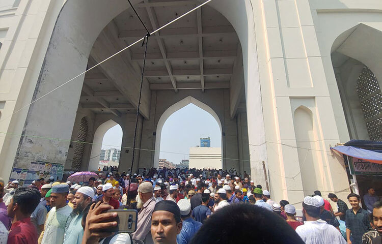 পবিত্র রমজানের প্রথম জুমায় বায়তুল মোকাররম জাতীয় মসজিদে মুসল্লিদের ঢল নামে। আজ দুপুর ১২টার পর থেকে মুসল্লিরা মসজিদে আসতে শুরু করেন। ছবি: বিপ্লব দিক্ষিৎ