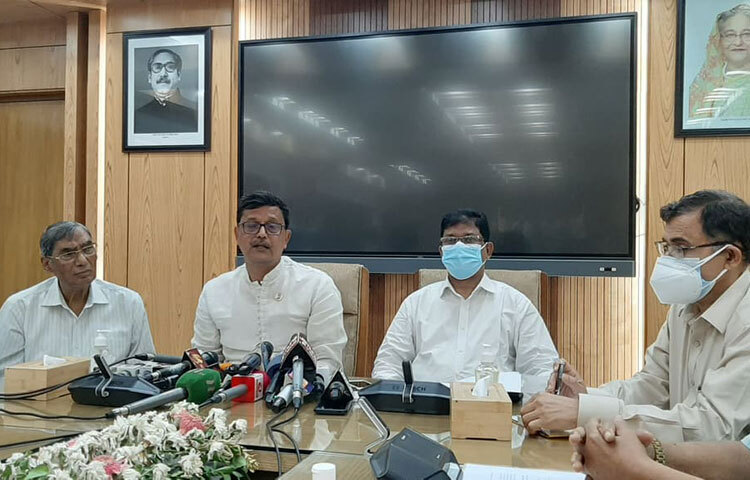 জাতীয় পরিচয়পত্র ছাড়া লঞ্চের টিকিট মিলবে না বলে জানিয়েছেন নৌপরিবহন প্রতিমন্ত্রী খালিদ মাহমুদ চৌধুরী। আজ সচিবালয়ে ‘পবিত্র ঈদুল ফিতর উপলক্ষে নৌপথে স্টিমার, লঞ্চসহ জলযান সুষ্ঠুভাবে চলাচল, যাত্রীদের নিরাপত্তা নিশ্চিতকরণে যথাযথ কর্মপন্থা গ্রহণের লক্ষ্যে ঈদ ব্যবস্থাপনা’ শীর্ষক বৈঠক শেষে তিনি সাংবাদিকদের এ তথ্য জানান। ছবি: বিপ্লব দিক্ষিৎ