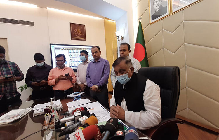 নিরাপত্তা বাহিনীর ক্ষমতার অপব্যবহার নিয়ে মার্কিন পররাষ্ট্র মন্ত্রণালয় যে প্রতিবেদন প্রকাশ করেছে সেখানে তথ্যবিভ্রাট হয়েছে বলে মন্তব্য করেছেন স্বরাষ্ট্রমন্ত্রী আসাদুজ্জামান খান কামাল। আজ সচিবালয়ে নিজ দপ্তরে সাংবাদিকদের প্রশ্নের জবাবে তিনি এসব কথা বলেন। ছবি: জাগো নিউজ