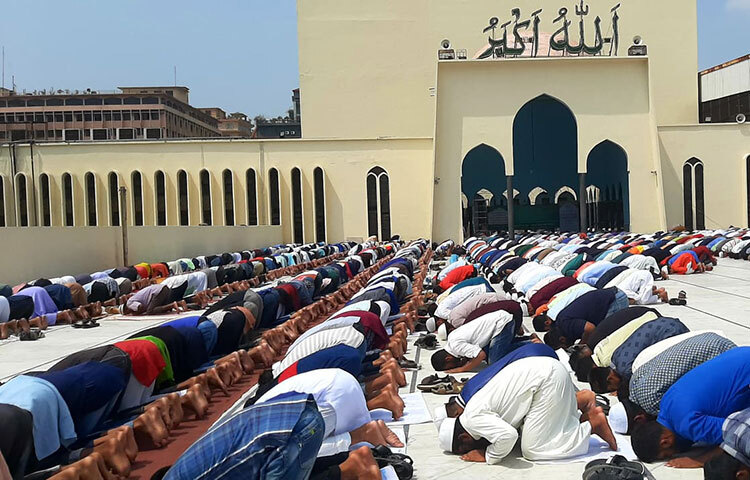 রমজান মাসের দ্বিতীয় জুমা আজ। রহমতের ১০ দিন শেষে মাগফিরাতের তৃতীয় দিন চলছে। এদিনে কানায় কানায় পরিপূর্ণ জাতীয় মসজিদ বায়তুল মোকাররম। মসজিদের বাইরেও ছিল মুসল্লিদের উপস্থিতি। ছবি: বিপ্লব দিক্ষিৎ