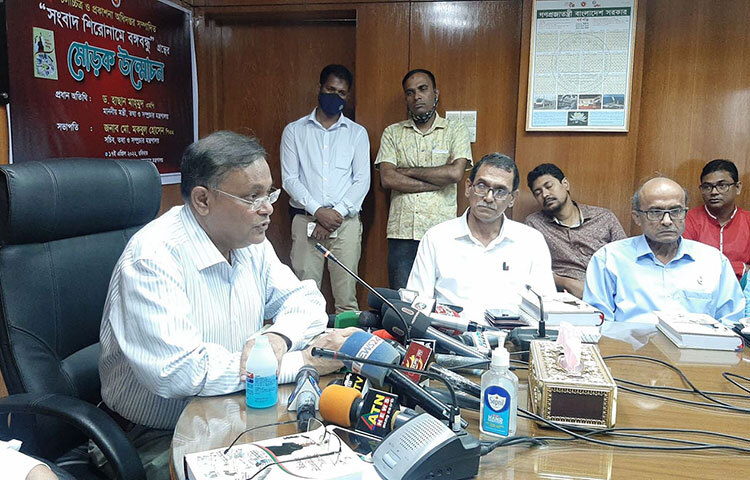 জিয়াউর রহমান মুজিবনগর সরকারের ৪০০ টাকা বেতনের চাকুরে ছিলেন বলে জানিয়েছেন তথ্যমন্ত্রী ড. হাছান মাহমুদ। মুজিবনগর দিবস উপলক্ষে আজ দুপুরে সচিবালয়ে তথ্য মন্ত্রণালয়ের সভাকক্ষে চলচ্চিত্র ও প্রকাশনা বিভাগের এক প্রকাশনার উদ্বোধনী অনুষ্ঠানে তিনি এ কথা বলেন। ছবি: বিপ্লব দিক্ষিৎ