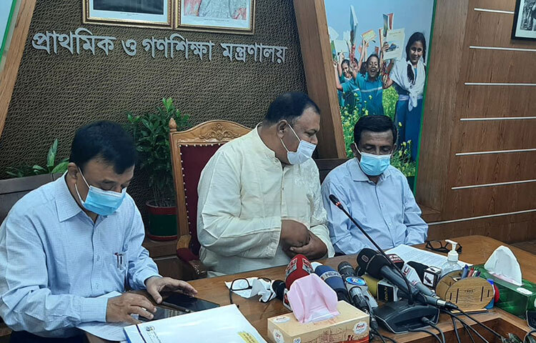 আগামী বছর থেকে প্রাথমিক শিক্ষা সমাপনী (পিইসি ও ইবতেদায়ি) পরীক্ষা না নেওয়ার ইঙ্গিত দিয়েছেন প্রাথমিক ও গণশিক্ষা প্রতিমন্ত্রী মো. জাকির হোসেন। আজ প্রাথমিক ও গণশিক্ষা মন্ত্রণালয়ে এক সংবাদ সম্মেলনে এ কথা বলেন তিনি। ছবি: জগো নিউজ