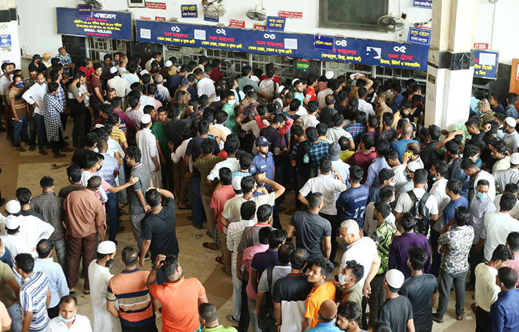 পবিত্র ঈদুল ফিতরের ছুটি উপলক্ষে আজ থেকে ট্রেনের অগ্রিম টিকিট বিক্রি শুরু করেছে বাংলাদেশ রেলওয়ে। সংস্থাটি জানিয়েছে, অগ্রিম টিকিটের ৫০ শতাংশ অনলাইনে এবং বাকি ৫০ শতাংশ কাউন্টারে পাওয়া যাচ্ছে। আগামী ২৭ এপ্রিল পর্যন্ত এই টিকিট পাওয়া যাবে। ছবি: মাহবুব আলম