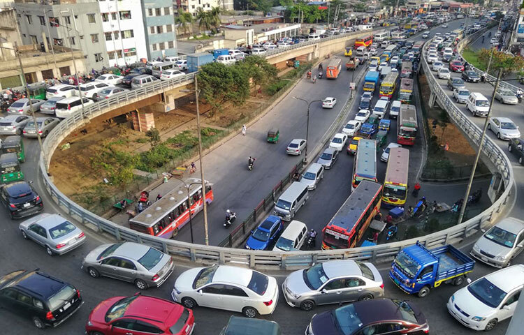 ইফতারের আগে রাজধানীতে তৈরি হয় তীব্র যানজট। এতে কর্মস্থল শেষে বাসায় ফিরতে ভোগান্তি পোহাতে হয় নগরবাসীর। ছবিটি রাজধানীর মধ্যবাড্ডা থেকে তোলা। ছবি: মাহবুব আলম