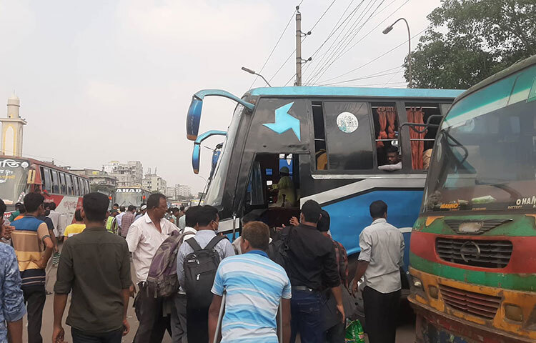 রাজধানীর গাবতলী বাসস্ট্যান্ডে ঈদে ঘরে ফেরা যাত্রীদর চাপ বাড়ছে। আজ সকালসহ বিগত কয়েকদিন ধরে গাবতলীতে যাত্রীদের তেমন চাপ না থাকলেও দুপুরের পর থেকেই লোকসমাগম বেড়েছে। ফলে পর্যপ্ত যাত্রী থাকায় নির্ধারিত সময়ে বাস ছাড়ছে বলে জানিয়েছেন যাত্রী ও কাউন্টারের কর্মীরা। ছবি: বিপ্লব দিক্ষিৎ