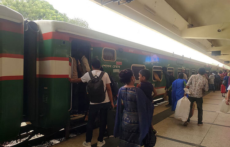 প্রিয়জনদের সঙ্গে ঈদ করতে এরই মধ্যে ঢাকা ছাড়তে শুরু করেছে মানুষ। আজ সাপ্তাহিক ছুটির দিন হওয়ায় কমলাপুর রেলস্টেশনে যাত্রীদের কিছুটা চাপ বেড়েছে। ছবি: মাহবুব আলম
