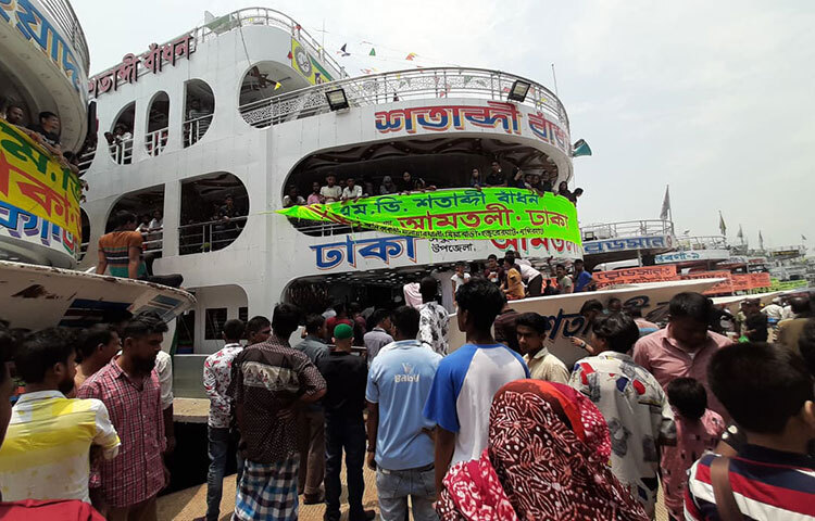 আজ সদরঘাটে সকাল থেকে দুপুর পর্যন্ত যাত্রীদের চাপ না থাকলেও শেষ বিকেলে ঘাটে ভিড় করছেন যাত্রীরা। সদরঘাটে পৌঁছাতে বিকেল থেকে যানজটে পড়তে হয়েছে যাত্রীদের। ছবি: মাহবুব আলম