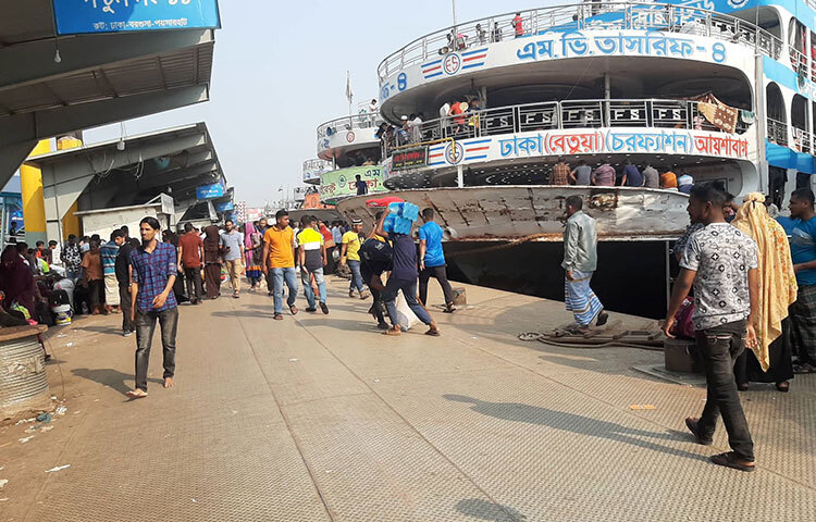 আজ রাজধানীর সদরঘাটে গিয়ে দেখা গেছে ঈদে ঘরমুখো যাত্রীদের চাপ কিছুটা কম। ছবি: বিপ্লব দিক্ষিৎ