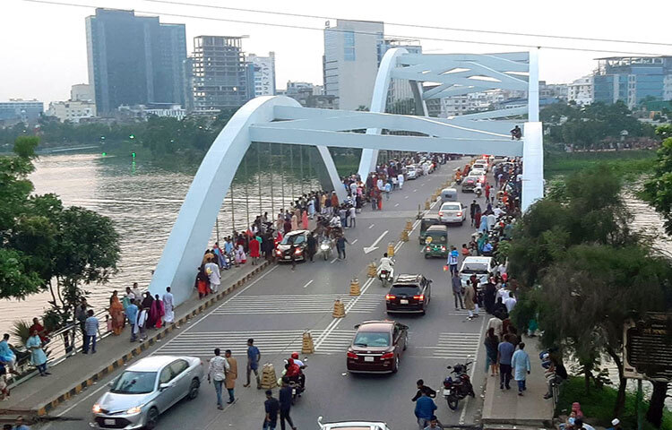 ঈদের ছুটিতে পরিবারের সদস্যদের নিয়ে ভ্রমণ করতে বের হয়েছে রাজধানীবাসী। ছবি: বিপ্লব দিক্ষিৎ