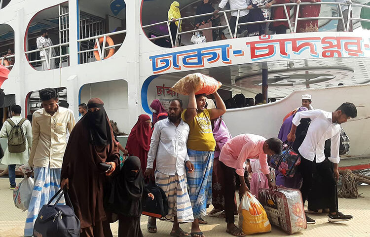 প্রিয়জনদের সঙ্গে ঈদ করে আবার ব্যস্ত নগরীতে ফিরছে মানুষ। আজ সকালে রাজধানীর সদরঘাটে গিয়ে এমন দৃশ্য দেখা যায়। ছবি: বিপ্লব দিক্ষিৎ