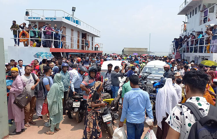 পরিবারের সঙ্গে ঈদ উদযাপন শেষে রাজবাড়ীর দৌলতদিয়া ঘাট ব্যবহার করে রাজধানী ঢাকাসহ বিভিন্নস্থানে ফিরছেন কর্মস্থলমুখী মানুষ। ফলে দৌলতদিয়া ঘাটে ঢাকামুখী মানুষের চাপ বেড়েছে। ছবি: রুবেলুর রহমান