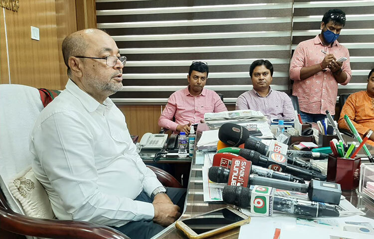 বঙ্গোপসাগরে সৃষ্ট ঘূর্ণিঝড় ‘অশনি’র বাংলাদেশে আঘাত হানার আশঙ্কা এখন পর্যন্ত নেই বলে জানিয়েছেন দুর্যোগ ব্যবস্থাপনা ও ত্রাণ প্রতিমন্ত্রী এনামুর রহমান। আজ সচিবালয়ে নিজ দপ্তরে সাংবাদিকদের সঙ্গে আলাপকালে এ কথা জানান তিনি। ছবি: জাগো নিউজ