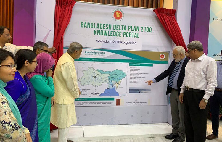 নেদারল্যান্ডসের আদলে গ্রহণ করা শতবর্ষী ডেল্টা প্ল্যান তথা ‘ব-দ্বীপ পরিকল্পনা-২১০০’ কে দেশের ভবিষ্যৎ উন্নয়নের চাবিকাঠি হিসেবে দেখছে সরকার। এটি বাস্তবায়নে ৩৭ বিলিয়ন মার্কিন ডলার প্রয়োজন। আজ মন্ত্রণালয়ের এনইসি সম্মেলন কক্ষে এই পোর্টালের উদ্বোধন করে পরিকল্পনামন্ত্রী এম এ মান্নান এ কথা বলেন। ছবি: জাগো নিউজ