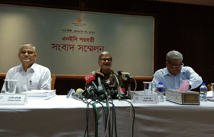 কারিগরি প্রকল্পে হাজার কোটি টাকা পর্যন্ত অনুমোদন দিতে পারতেন পরিকল্পনামন্ত্রী এম এ মান্নান। এখন থেকে তিনি কারিগরি বা উন্নয়ন প্রকল্প হোক, ৫০ কোটি টাকার বেশি অনুমোদন দিতে পারবেন না। আজ অনুষ্ঠিত জাতীয় অর্থনৈতিক পরিষদের (এনইসি) সভায় এমন সিদ্ধান্ত নেওয়া হয়েছে। ছবি: বিপ্লব দিক্ষিৎ