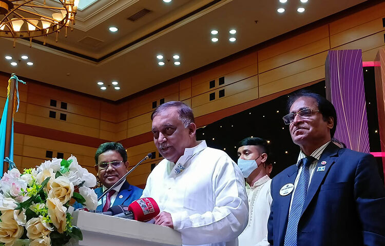 গণকমিশনের কোনো ভিত্তি নেই বলে মন্তব্য করেছেন স্বরাষ্ট্রমন্ত্রী আসাদুজ্জামান খান কামাল। আজ রাজধানীর বঙ্গবন্ধু আন্তর্জাতিক সম্মেলন কেন্দ্রে এক অনুষ্ঠানে সাংবাদিকদের এ কথা বলেন স্বরাষ্ট্রমন্ত্রী। ছবি: বিপ্লব দিক্ষিৎ