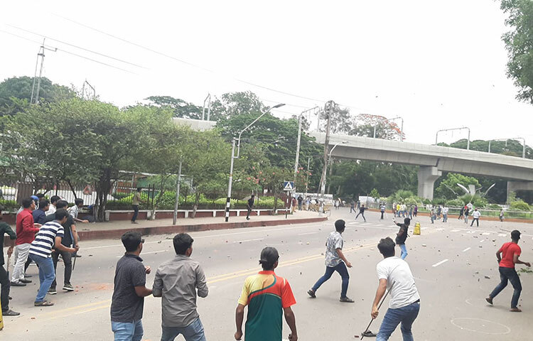 ঢাকা বিশ্ববিদ্যালয় ক্যাম্পাসে ছাত্রলীগ ও ছাত্রদল নেতাকর্মীদের মধ্যে আবারও সংঘর্ষের ঘটনা ঘটেছে। সংঘর্ষে উভয়পক্ষের বেশ কয়েকজন নেতাকর্মী আহত হন। ছবি: আল-সাদী ভূঁইয়া