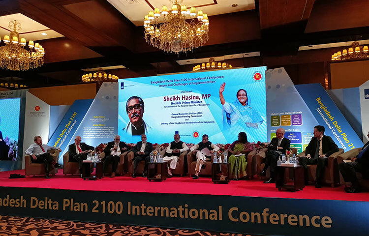 নেদারল্যান্ডসের আদলে গ্রহণ করা শতবর্ষী ডেল্টাপ্ল্যান তথা ‘ব-দ্বীপ পরিকল্পনা-২১০০’কে দেশের ভবিষ্যৎ উন্নয়নের চাবিকাঠি হিসেবে দেখছে সরকার। আজ ‘বাংলাদেশ ডেল্টাপ্ল্যান-২১০০ ইন্টারন্যাশনাল কনফারেন্স: ইস্যুজ অ্যান্ড চ্যালেঞ্জেস অব ইমপ্লিমেন্টেশন’র উদ্বোধনী অনুষ্ঠানে মন্ত্রী ও উন্নয়ন সহযোগীরা এই মন্তব্য করেন। ছবি: সংগৃহীত