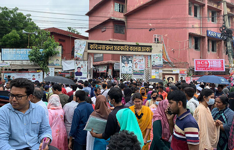 আজ দেশব্যাপী অনুষ্ঠিত হয়েছে ৪৪তম বিসিএস প্রিলিমিনারি পরীক্ষা। রাজধানীর পুরান ঢাকার একটি কেন্দ্রের সামনে পরীক্ষার্থীদের উপচেপড়া ভিড়। ছবি: বিপ্লব দিক্ষিৎ