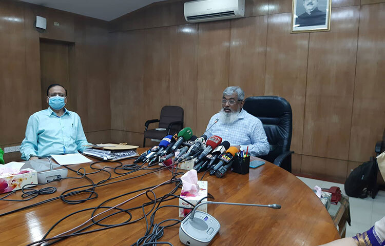 বোরোর ভরা মৌসুমে চালের দামের ঊর্ধ্বগতি রোধে বাজার দেখে দ্রæত ব্যবস্থা নেওয়ার নির্দেশ দিয়েছে মন্ত্রিসভা। আজ প্রধানমন্ত্রী শেখ হাসিনার সভাপতিত্বে অনুষ্ঠিত মন্ত্রিসভা বৈঠকে সংশ্লিষ্টদের এ নির্দেশ দেওয়া হয়। প্রধানমন্ত্রীর কার্যালয়ে এই বৈঠক অনুষ্ঠিত হয়। ছবি: জাগো নিউজ