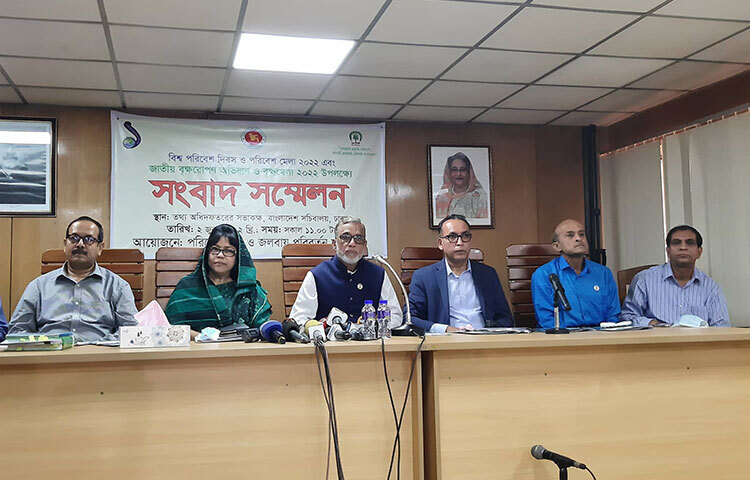 শিল্প-কারখানার বর্জ্য পরিশোধন কেন্দ্র বা ইটিপি (ইফ্লুয়েন্ট ট্রিটমেন্ট প্ল্যান্ট) অনলাইন ব্যবস্থাপনার আওতায় আসছে বলে জানিয়েছেন পরিবেশ, বন ও জলবায়ু পরিবর্তন মন্ত্রী মো. শাহাব উদ্দিন। আজ সচিবালয়ে তথ্য অধিদপ্তরের সম্মেলন কেন্দ্রে আয়োজিত এক সংবাদ সম্মেলনে তিনি এ কথা জানান। বিশ্ব পরিবেশ দিবস ও পরিবেশ মেলা এবং জাতীয় বৃক্ষরোপণ অভিযান ও বৃক্ষ মেলা উপলক্ষে এ সম্মেলনের আয়োজন করা হয়। ছবি: জাগো নিউজ