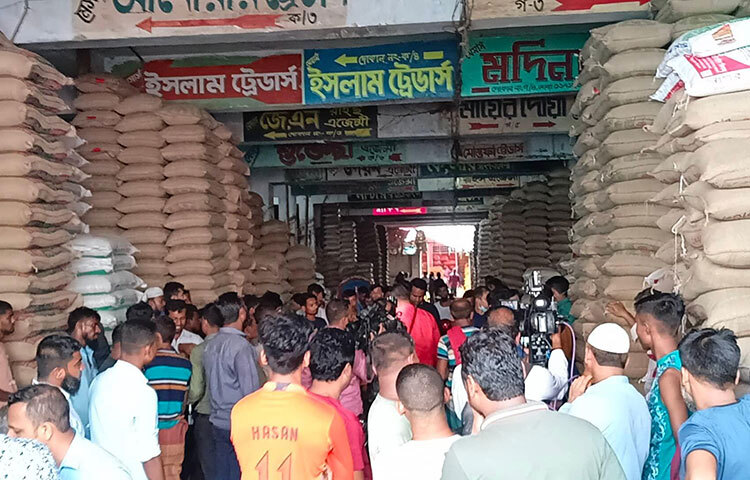 রাজধানীর মোহাম্মদপুর কৃষি মার্কেটে জাতীয় ভোক্তা অধিকার সংরক্ষণ অধিদপ্তরের অভিযানকালে পালিয়ে যান চাল ব্যবসায়ীরা। এ অভিযান পরিচালনা করেন সংস্থাটির উপ-পরিচালক বিকাশ চন্দ্র দাস। আজ দুপুরে কৃষি মার্কেটের চালের আড়তে অভিযান চালোনা হয়। ছবি: বিপ্লব দিক্ষিৎ