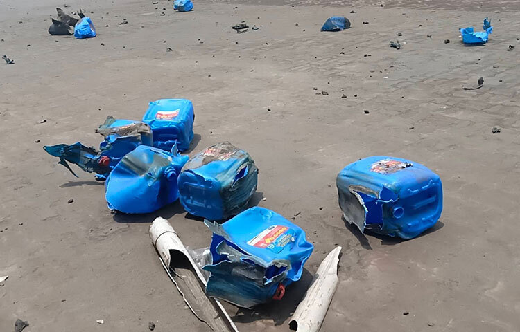 চট্টগ্রামের সীতাকুণ্ডে বিএম কনটেইনার ডিপোতে শত শত হাইড্রোজেন পার অক্সাইডের ড্রাম ছিল। আগুন লাগলে এগুলো একের পর এক বিস্ফোরিত হয়। সকাল থেকে নীল এসব ড্রামের অংশ বিক্ষিপ্তভাবে ছড়িয়ে ছিটিয়ে পড়ে থাকতে দেখা গেছে। ছবি: জাগো নিউজ