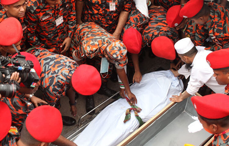 আজ বেলা সাড়ে ১১টায় ফায়ার সার্ভিস ও সিভিল ডিফেন্স অধিদপ্তরে শাকিলের জানাজা হয়। জানাজা শেষে তার মরদেহ নিয়ে যাওয়া হয় গ্রামের বাড়ি খুলনায়। পরিবারের পক্ষ থেকে শাকিলের বড় ভাই মনিরুজ্জামান ও তার চাচা আবুল কালাম মরদেহ নিতে আসেন। ছবি: বিপ্লব দিক্ষিৎ