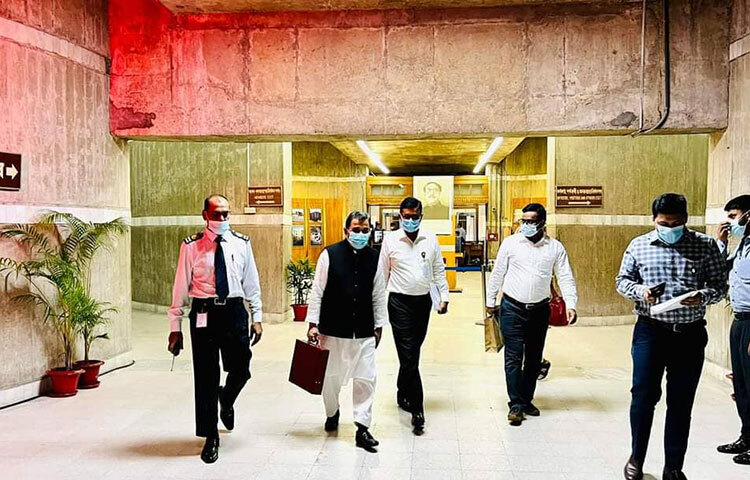 ২০২২-২৩ অর্থবছরের জন্য বাজেট ঘোষণার জন্য লাল রঙের ব্রিফকেস হাতে নিয়ে সংসদ ভবনে পৌঁছেন অর্থমন্ত্রী আ হ ম মুস্তফা কামাল। আজ দুপুর ১২টায় সংসদ ভবনে পৌঁছান তিনি। ছবি: জাগো নিউজ