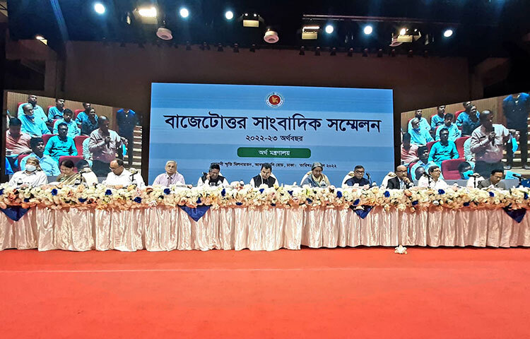 বিদেশে পাচার হওয়া টাকা দেশের মানুষের হক, সেগুলো ফেরত আনার চেষ্টা করছেন বলে জানিয়েছেন অর্থমন্ত্রী আ হ ম মুস্তফা কামাল। আজ দুপুরে ওসমানী স্মৃতি মিলনায়তনে ২০২২-২৩ অর্থবছরের বাজেট পরবর্তী সাংবাদিক সম্মেলনে তিনি এসব কথা বলেন। ছবি: বিপ্লব দিক্ষিৎ