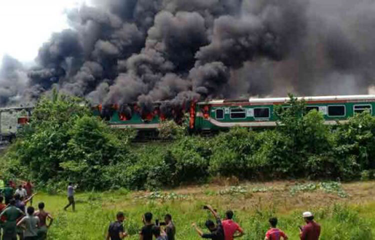 মৌলভীবাজারের কমলগঞ্জ উপজেলায় ঢাকা থেকে সিলেটগামী আন্তঃনগর পারাবত এক্সপ্রেস ট্রেনের পাওয়ার কার বগিতে অগ্নিকাণ্ডের ঘটনা ঘটে।  আজ দুপুর সাড়ে ১২টায় উপজেলার ভানুগাছ-শমসেরনগর স্টেশনের মাঝামাঝি ধোপাটিলা নামক এলাকায় এই দুর্ঘটনা ঘটে। ছবি: সংগৃহীত