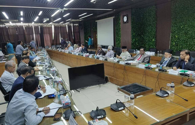 প্রধান নির্বাচন কমিশনার (সিইসি) কাজী হাবিবুল আউয়াল বলেছেন, সব চ্যালেঞ্জ মোকাবিলায় আগামী নির্বাচন ভালো করতে পারবো। আপনারা নির্বাচনের ভেতরের ও বাইরের চ্যালেঞ্জের কথা জানবেন। আজ সাবেক সিইসি, নির্বাচন কমিশনার ও নির্বাচন কমিশন সচিবালয়ের সচিবদের সঙ্গে সংলাপকালে এসব কথা বলেন তিনি। ছবি: জাগো নিউজ