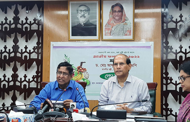 বিশ্বে ফলের উৎপাদন বৃদ্ধির সর্বোচ্চ হারের রেকর্ড বাংলাদেশের বলে জানিয়েছেন কৃষিমন্ত্রী ড. মো. আব্দুর রাজ্জাক জাতীয় ফলমেলা উপলক্ষে আজ সচিবালয়ে আয়োজিত সংবাদ সম্মেলনে মন্ত্রী এ কথা বলেন। ছবি: জাগো নিউজ